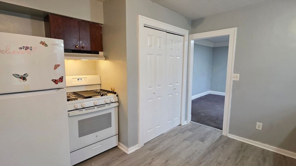 Building Photo - 7542 Meadow Ave