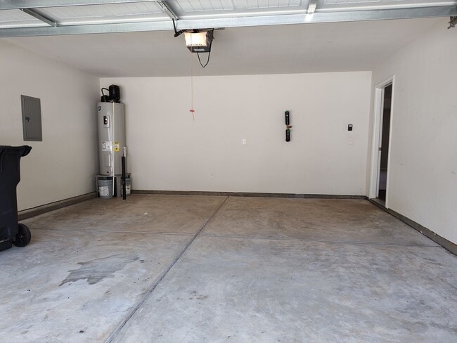 Building Photo - Beautiful, ready to move in home in Creedm...