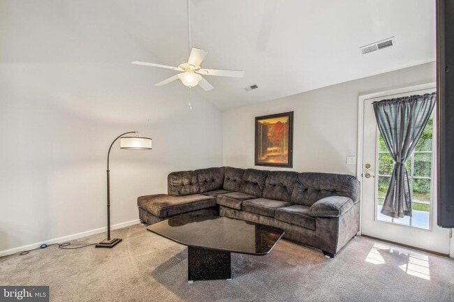 Building Photo - 102 Hunter's Way