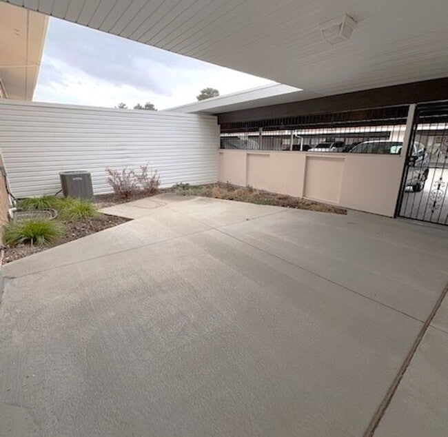 Building Photo - 3 Bedroom Townhome at Three Fountains in M...