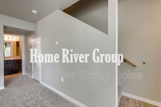 Building Photo - 928 E Wandering Ln