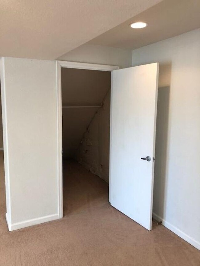 Building Photo - Charming Studio in Superior