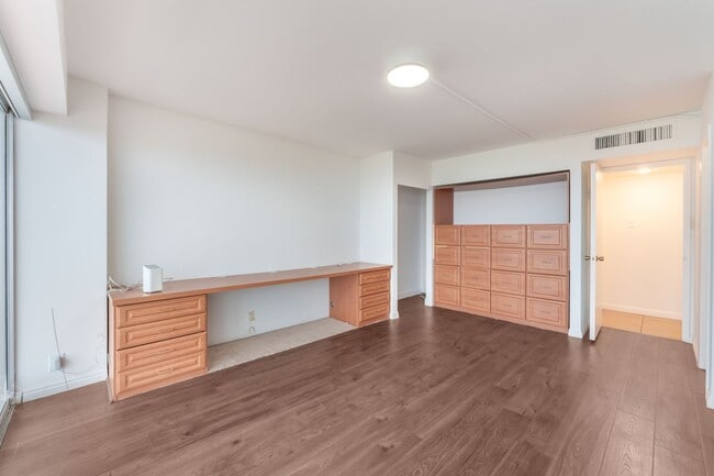 Building Photo - Luxury High-Rise Living with Views!