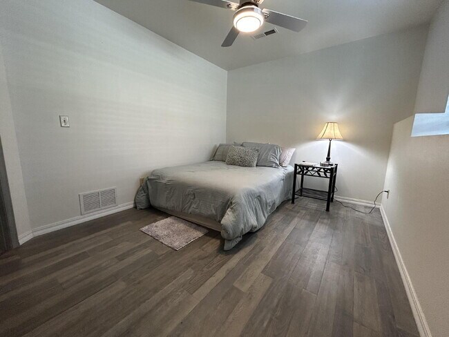 Building Photo - Cozy 2 Bed, 1 Bath Apartment with Fireplac...