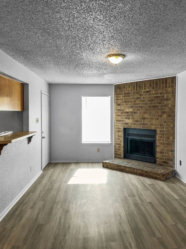 Building Photo - 821 N Mesquite St