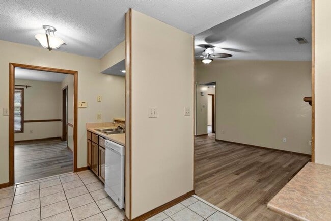 Building Photo - Cul-de-Sac Homesite! Tons of Room!