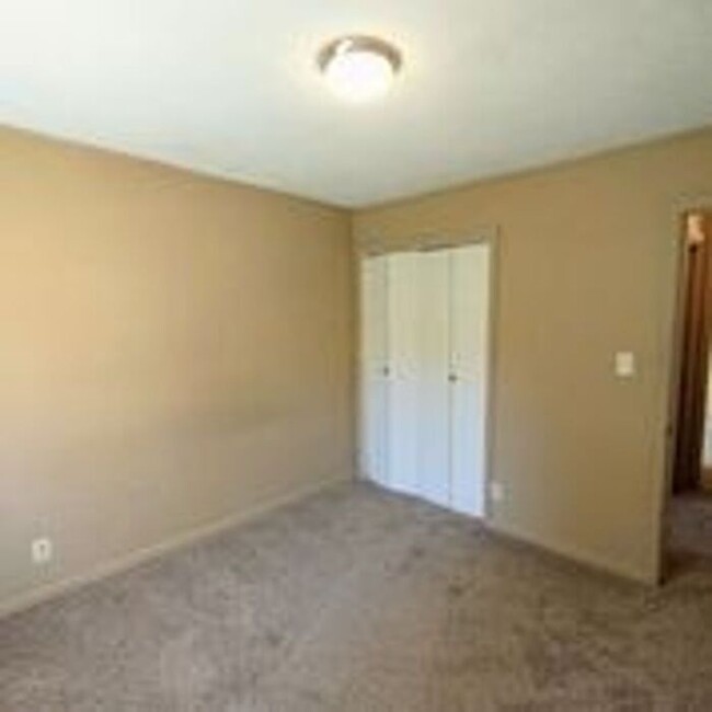 Building Photo - Cute 2 Bedroom Duplex in Kansas City!