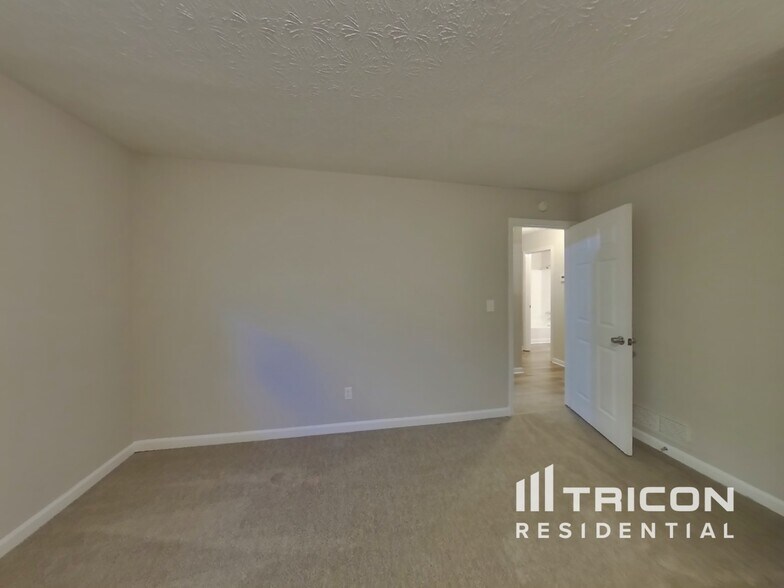 Building Photo - 30 Carriage Cir