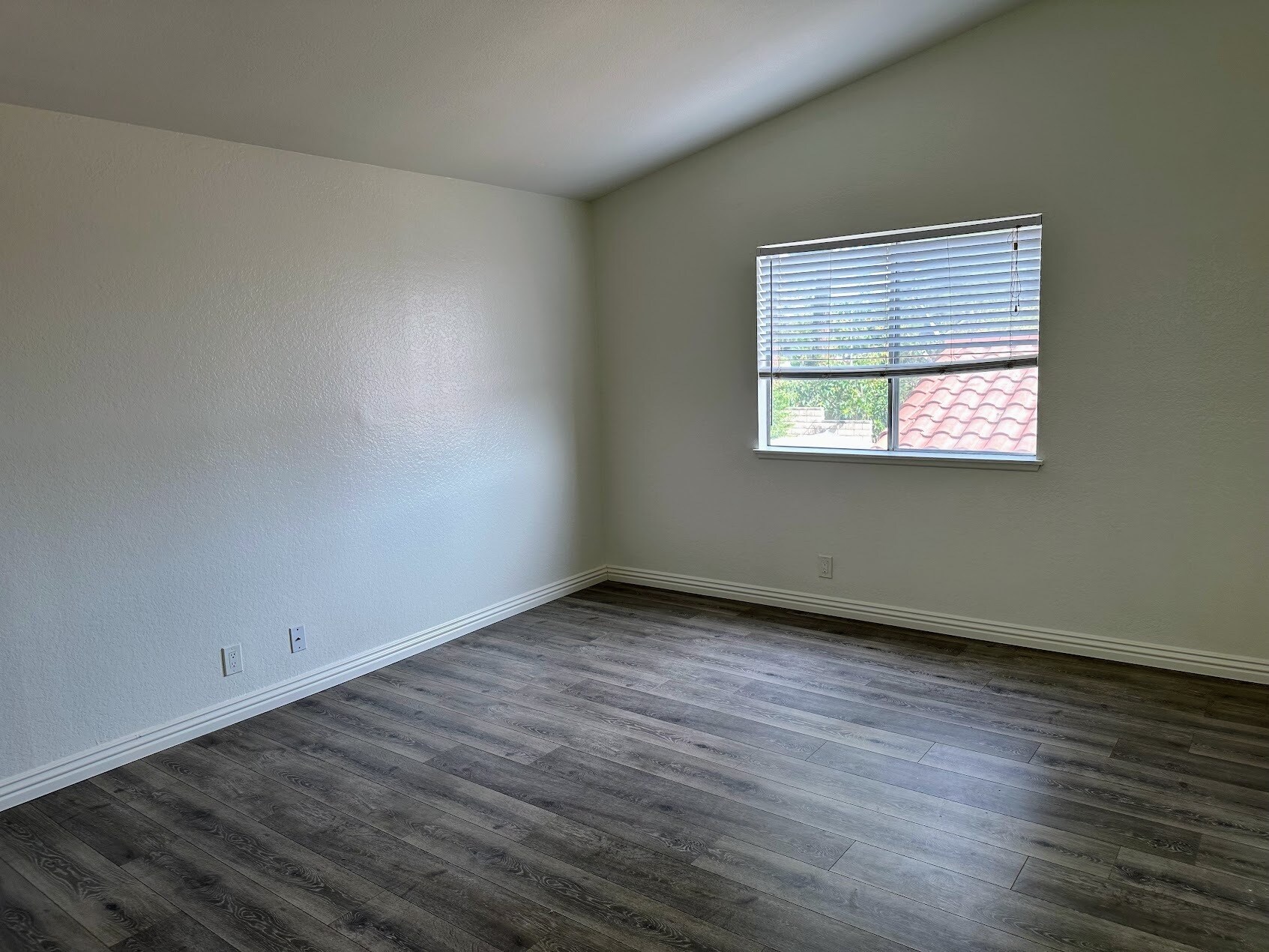 Building Photo - 9742 Willow Wood Dr