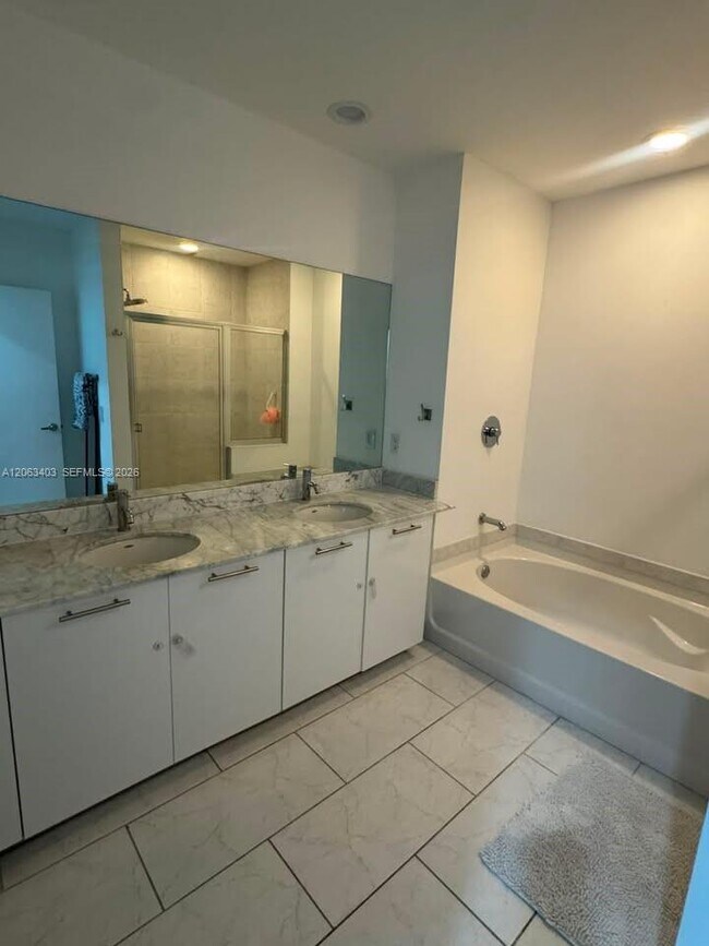 Building Photo - 951 Brickell Ave