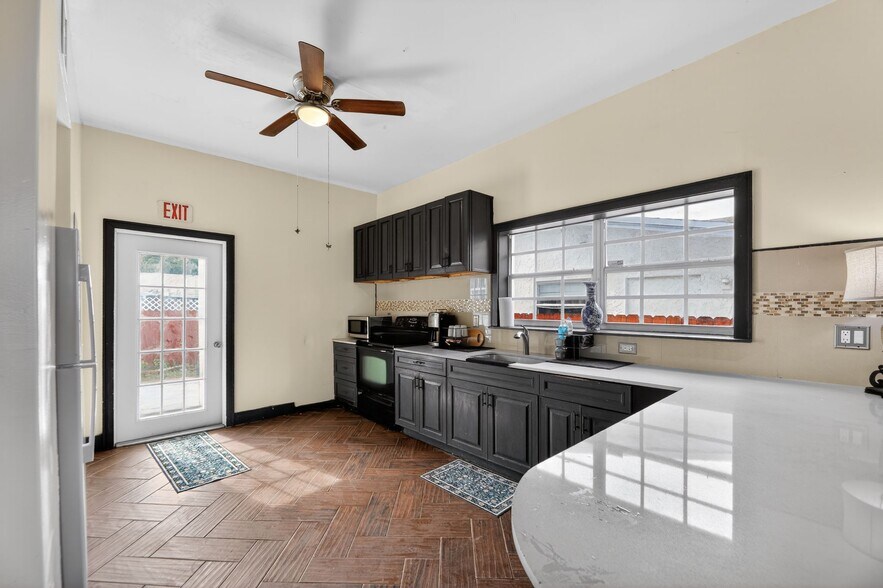 Building Photo - 1934 Washington St