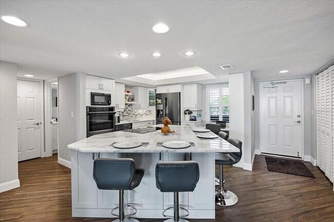 Building Photo - 5200 Brittany Dr S