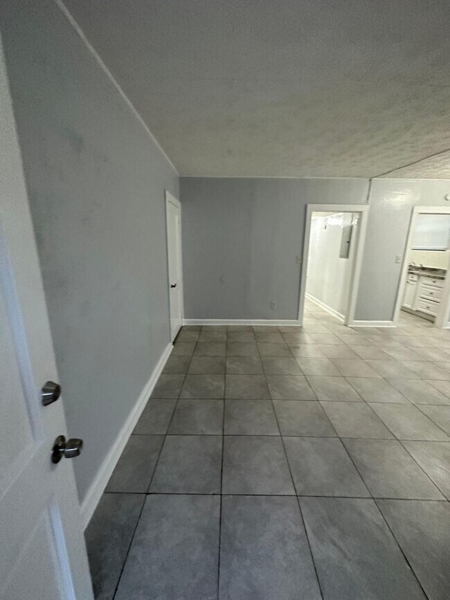 Building Photo - 1923-1925 Ella St