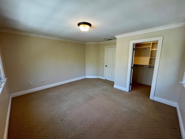 Building Photo - 1046 Byerley Ave
