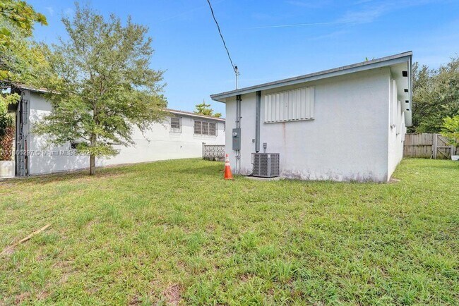 Building Photo - 3505 SW 12th Ct