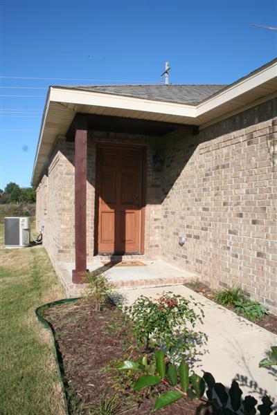 Building Photo - 2833 N Seneca Ave