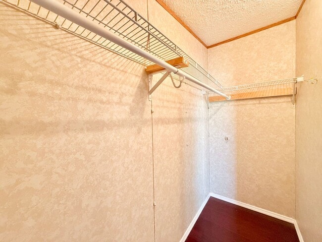 Building Photo - Lovely spacious home-3 bedroom-2 bathrooms-all appliances