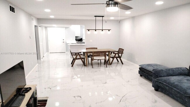 Building Photo - 200 Jacaranda Country Club Dr