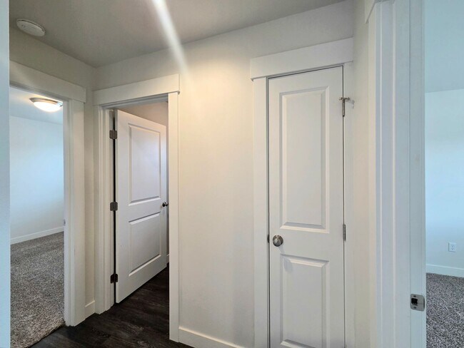 Building Photo - Newer Rambler in Mary Hill Estates!