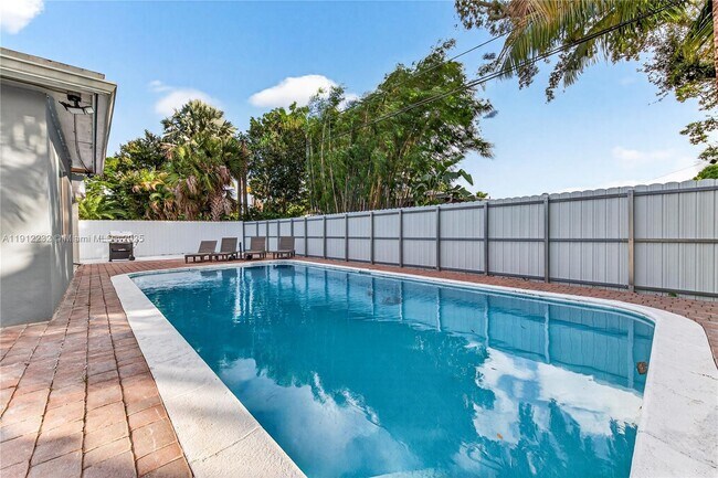 Building Photo - 3130 SW 16th St