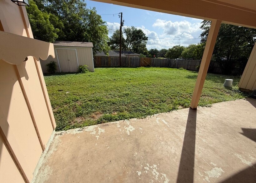 Building Photo - 2903 Shadow Bend Dr