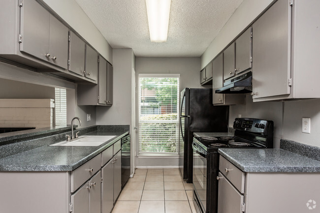 2BR, 2BA - 840SF Kitchen - Boardwalk At Windcrest