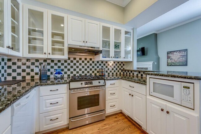 Building Photo - 2624 Thomas Ave