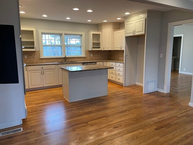 Building Photo - Executive 3/3 House in Coosa on Acreage $1...
