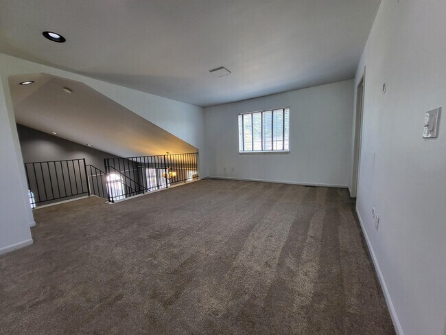 Building Photo - 7851 Thornhill Dr