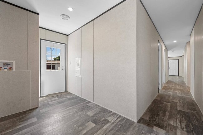 Building Photo - 309 W Buell Dr