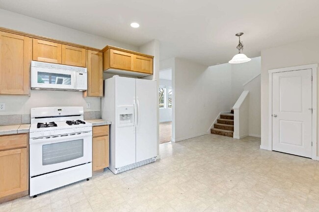 Building Photo - Enjoy this immaculate home in a park-like setting showcasing the beauty of the Issaquah Highland ...