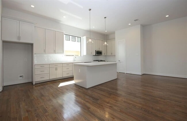 Building Photo - 820 W 22nd St