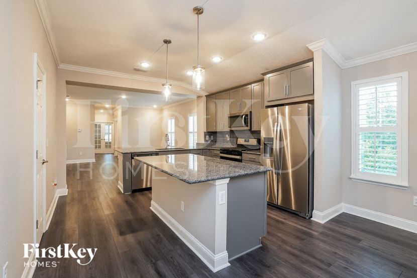 Building Photo - 725 Chandler Dr