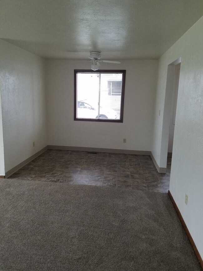 Building Photo - 2415-2425-2425 Wooddale Ave NE