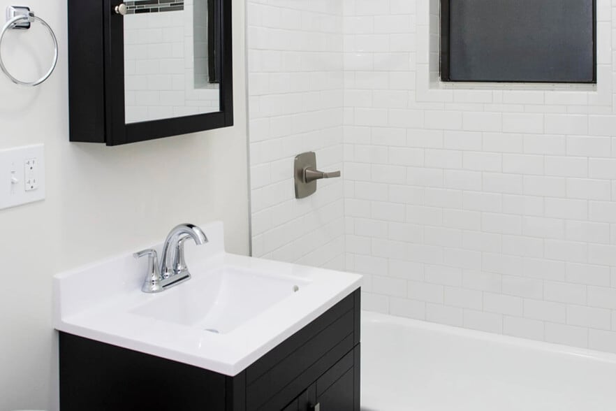 Building Photo - 730 W Roscoe St