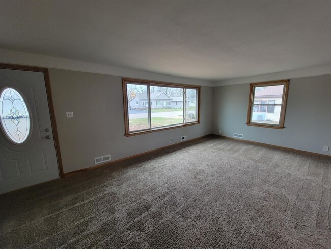 Building Photo - 136 Elmwood Ln