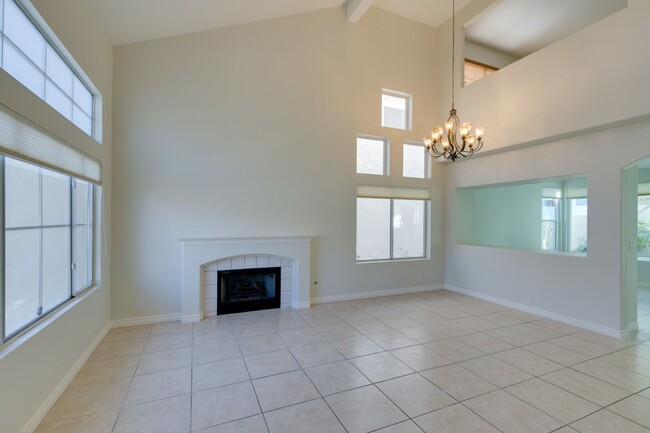 Building Photo - Immaculate 3 bedroom house with a Loft in ...
