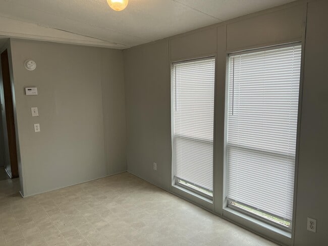 Building Photo - 50 Willowbrook Ct