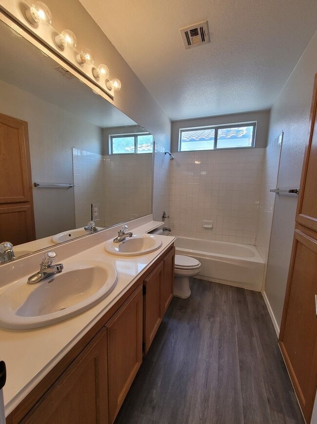 Building Photo - Beautiful 4 Bedroom Home in Green Valley