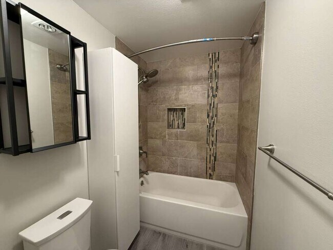 Building Photo - 3 Bedroom 2 Bathroom Plus Parking and Storage!