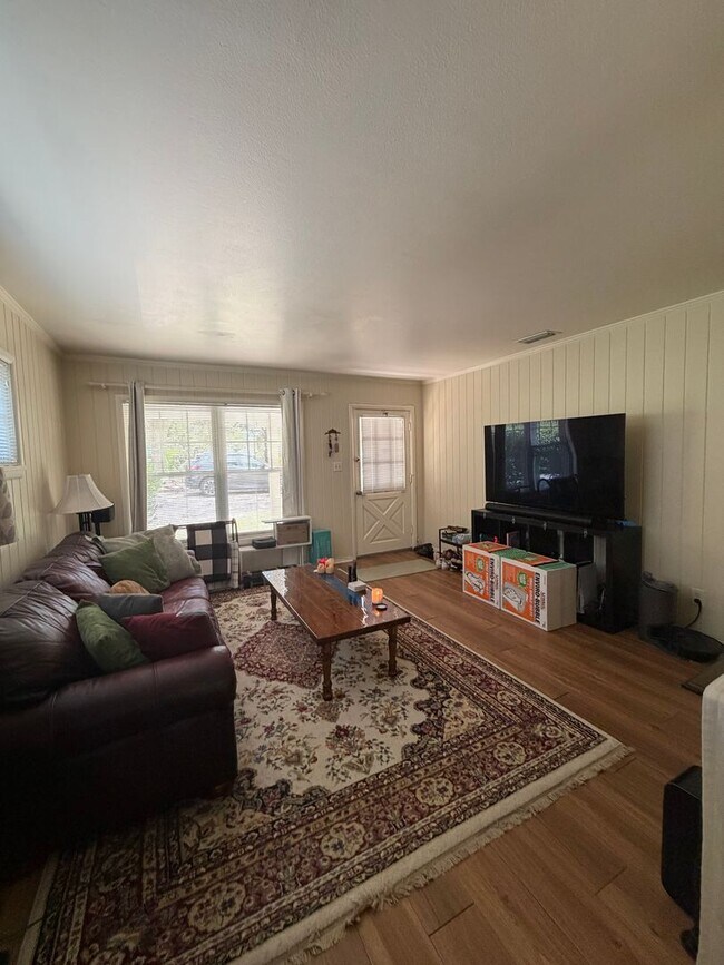Building Photo - 3/1 Located in the Heart of Tallahassee Florida. Available NOW