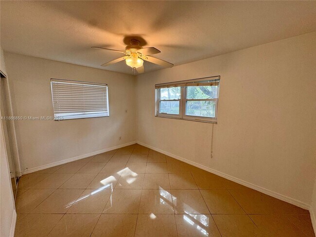 Building Photo - 4720 SW 25th Terrace