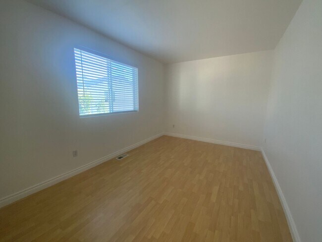 Building Photo - Newly Remodeled Puyallup Gem - Modern Comf...