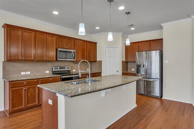 Building Photo - 16100 Hawthorne Heights Trail