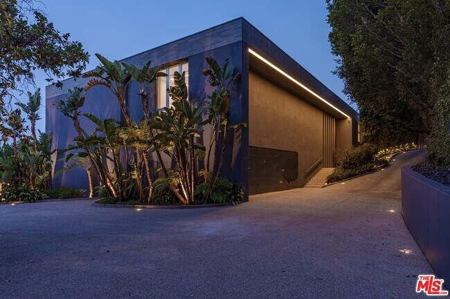 Building Photo - 670 Perugia Way