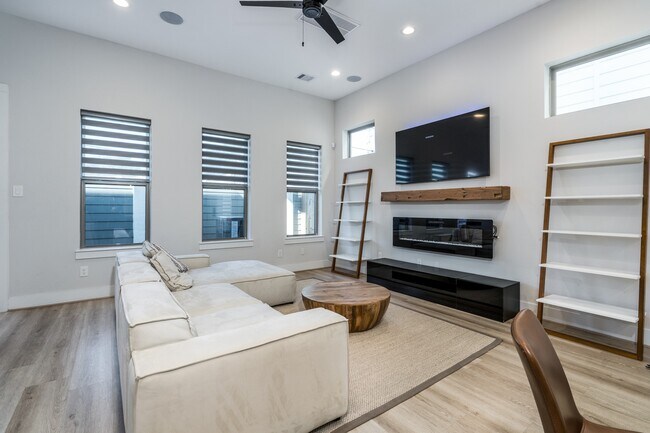 Building Photo - 5355 Creekmont Oaks Ln