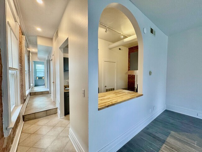 Building Photo - 2233 Victor St