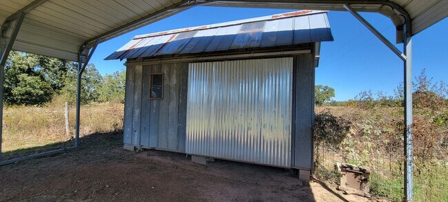 Building Photo - 2/1 Farmhouse in Smithville TX