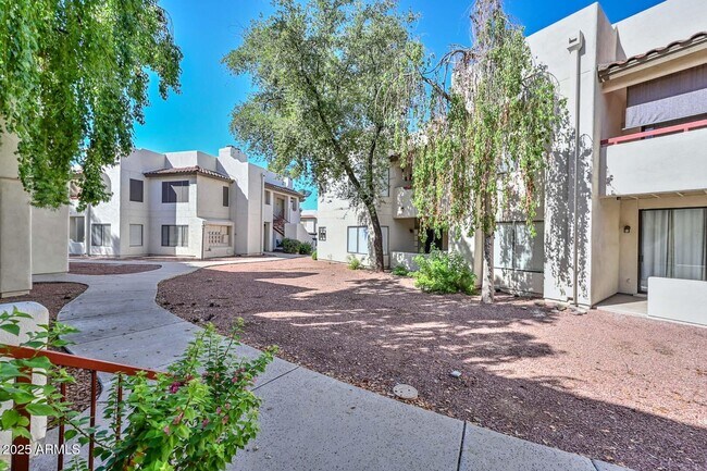 Building Photo - 750 E Northern Ave