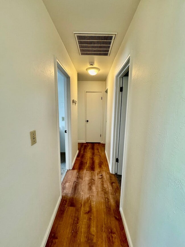 Building Photo - Move in Ready -  3 Bedroom, 2 Bath home with Easy Commute Access